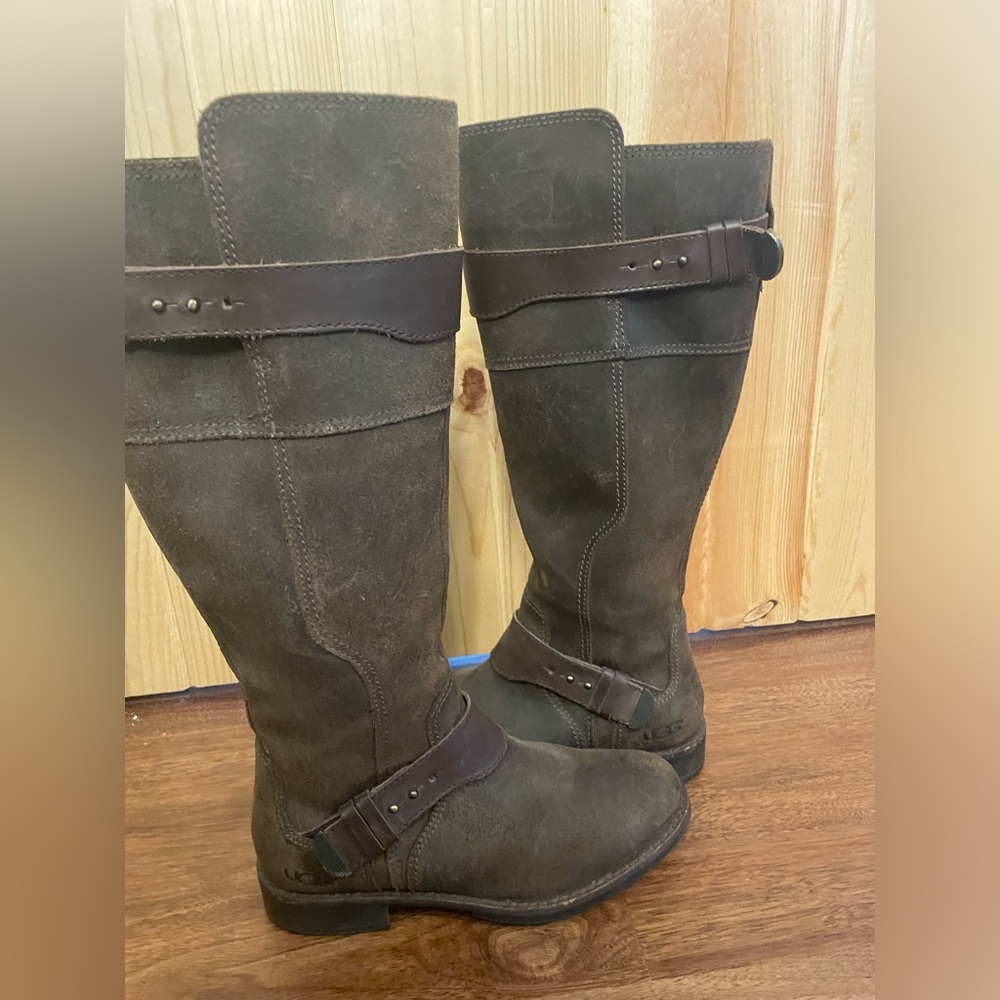 Womens UGGS brown leather riding boots. Size 6.